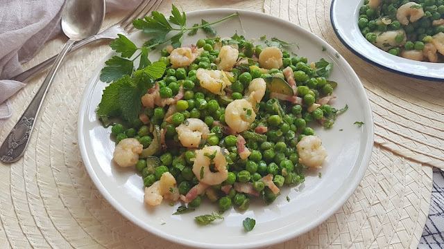 Guisantes con panceta y gambas