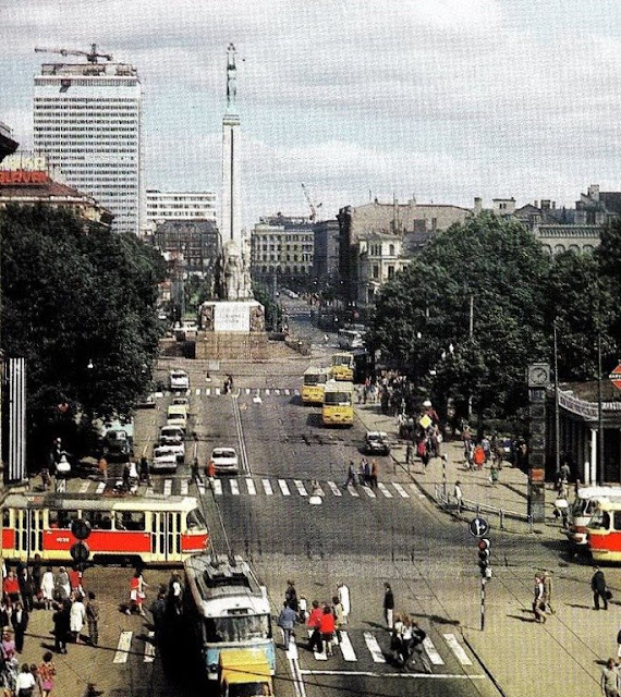 1974 год. Рига. Перекресток улицы Ленина и бульвара Падомью. Строящаяся гостиница "Латвия", монумент Свободы и часы в цветных "кубиках