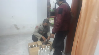 Belasan Botol Miras Berhasil Diamankan Polsek Tanggul Belasan Botol Miras Berhasil Diamankan Polsek Tanggul