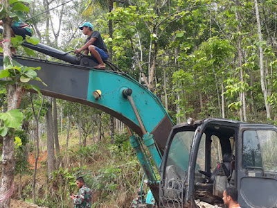 SATGAS TMMD REG KE 103 DAN WARGA PERBAIKI SELANG HIDROLIK EXCAVATOR