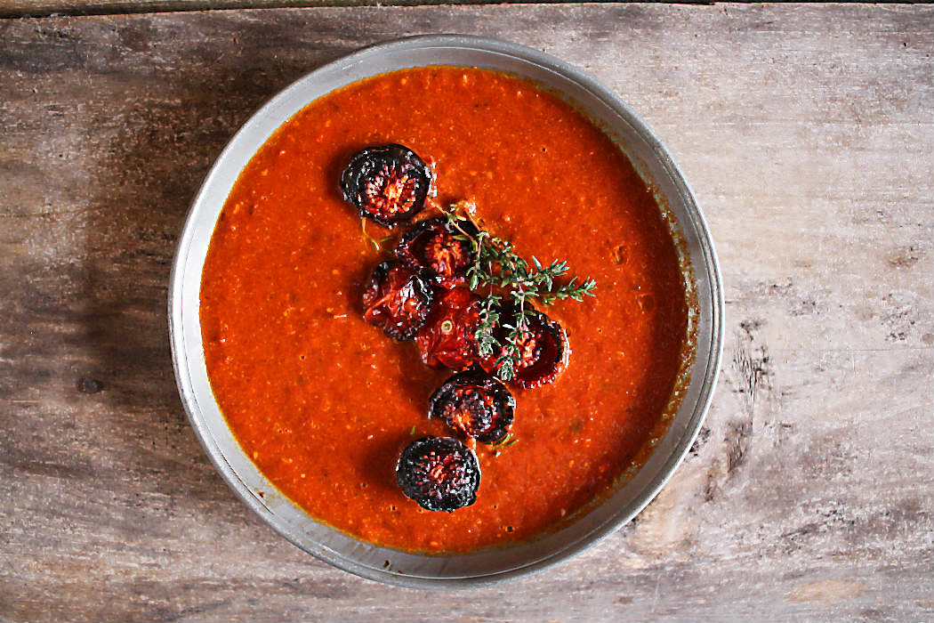 Würzig, cremig, tomatensüß und voller Aroma wird in dieser Suppe der Sommer eingefangen! Durch das Rösten und Trocknen im Backofen entwickeln die Tomaten eine umwerfende Süße und ein besonders volles Aroma. Ein Schluck Sherry und französischer Thymian geben den Kick. #frische #Tomaten #rezept #reis #tm31 #backofen #rösten #kräuter #sommer #herbst #kochen #einfach #sherry #lecker #schnell #italienische #beste #tm5 #thermomix #gesund #passierte #aus_dosentomaten #foodblog #foodphotography