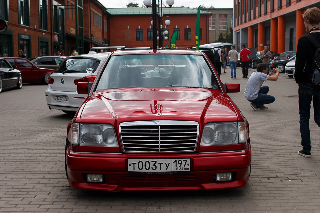Mercedes Benz w124 красный