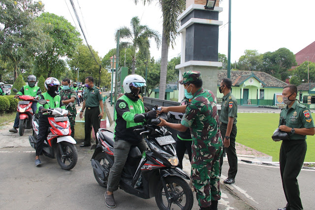 Kodim Sragen bagikan 200 paket sembako untuk driver Ojol Kodim Sragen bagikan 200 paket sembako untuk driver Ojol