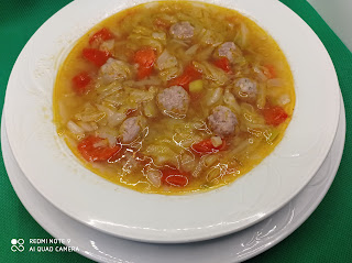 Plato de sopa de repollo con albóndigas
