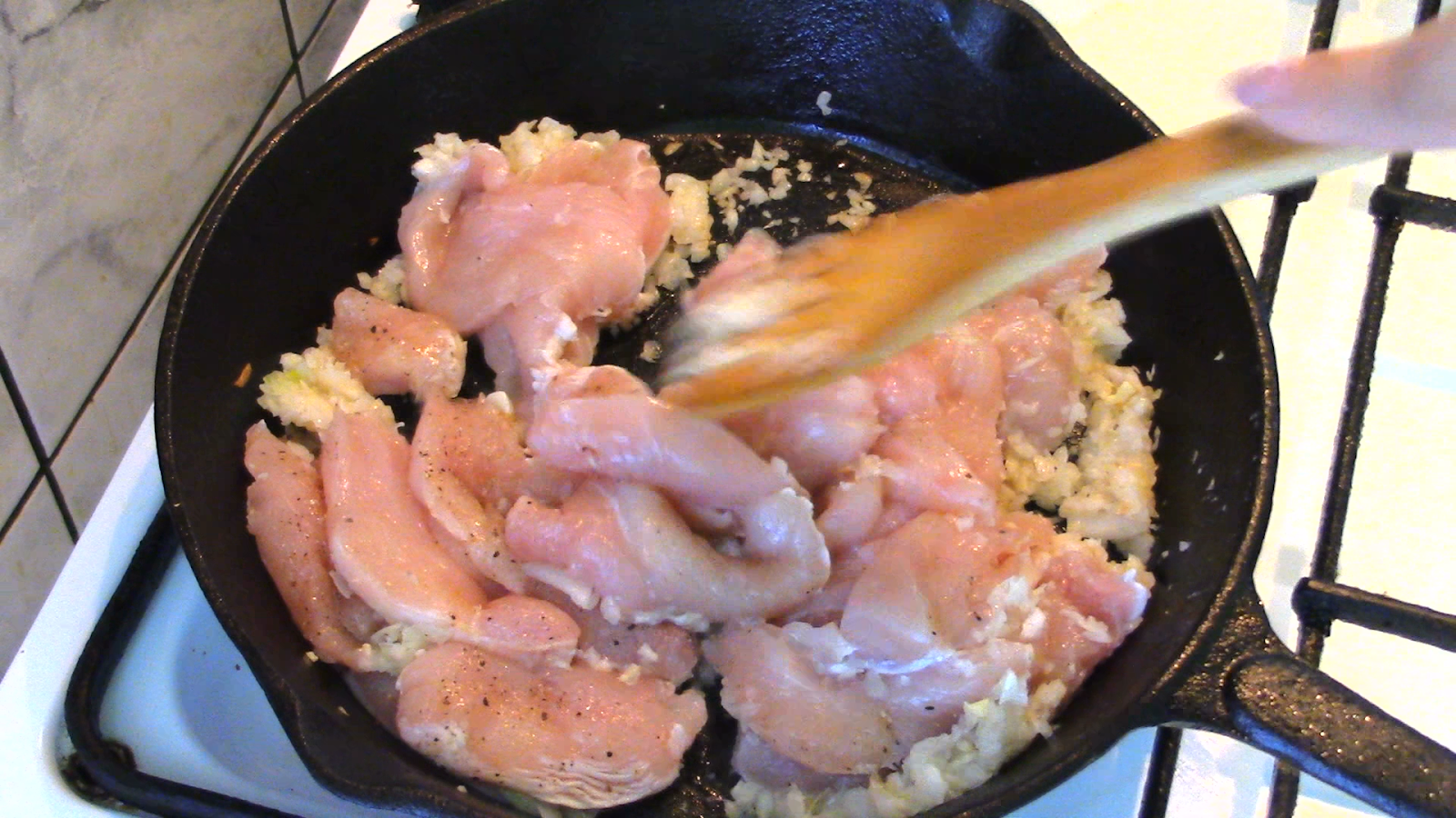 Farfuria vesela Orez basmati cu pui la tigaie