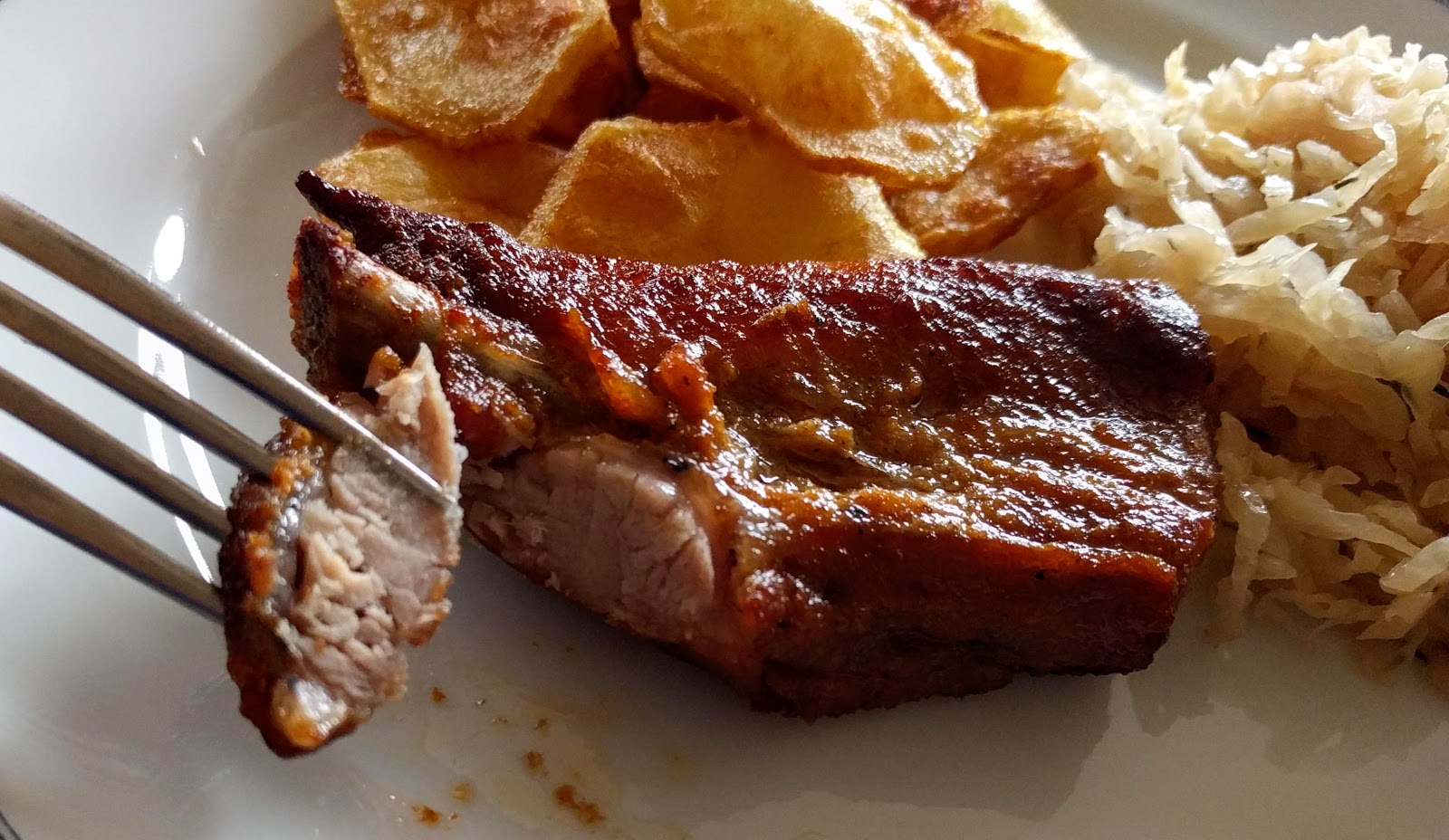 - Schweinerippchen mit Sauerkraut und Kartoffelchips - Schweinerippchen mit Sauerkraut und Kartoffelchips