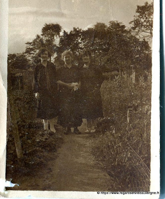 Photo ancienne noir et blanc, familles à la campagne.