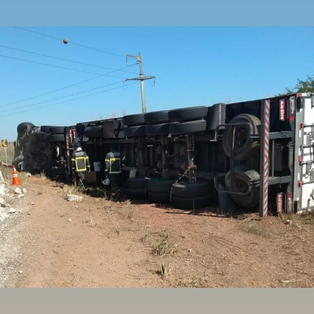 Um caminhão carregado de frutas tombou na manhã desta quinta-feira (1º/07), na BR – 316, próximo a entrada de Caxias (MA).  De acordo com informações preliminares, após o acidente o condutor do veículo permaneceu no local, mas a mulher que o acompanhava, foi encaminhada ao Hospital por uma equipe do Serviço de Atendimento Móvel de Urgência (SAMU).  O Corpo de Bombeiros informou ao Portal Guanaré, que o tanque do caminhão estava furado, ocasionando o derramamento do combustível, mas que foram realizados trabalhos preventivos para evitar outros acidentes.  A Polícia Militar também esteve no local para auxiliar as equipes e evitar que pessoas saqueassem a carga do caminhão.