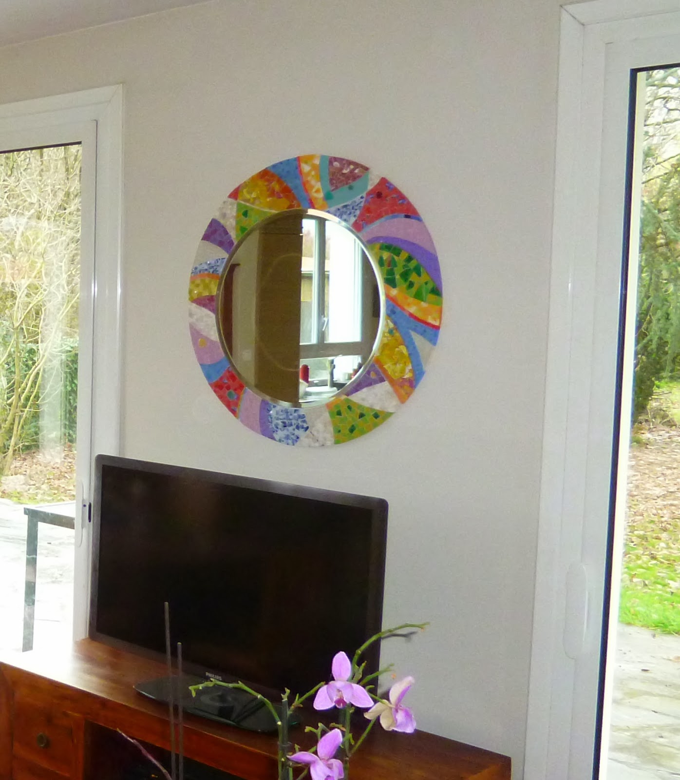 vente d'un miroir rond en mosaique pour décoration d'un salon de maison par mosaiste mimi vermicelle