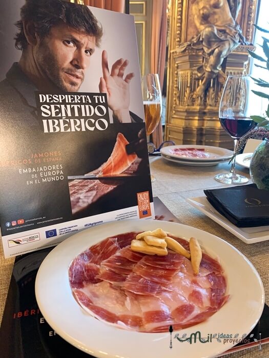 plato de jamón y cartel de la campaña