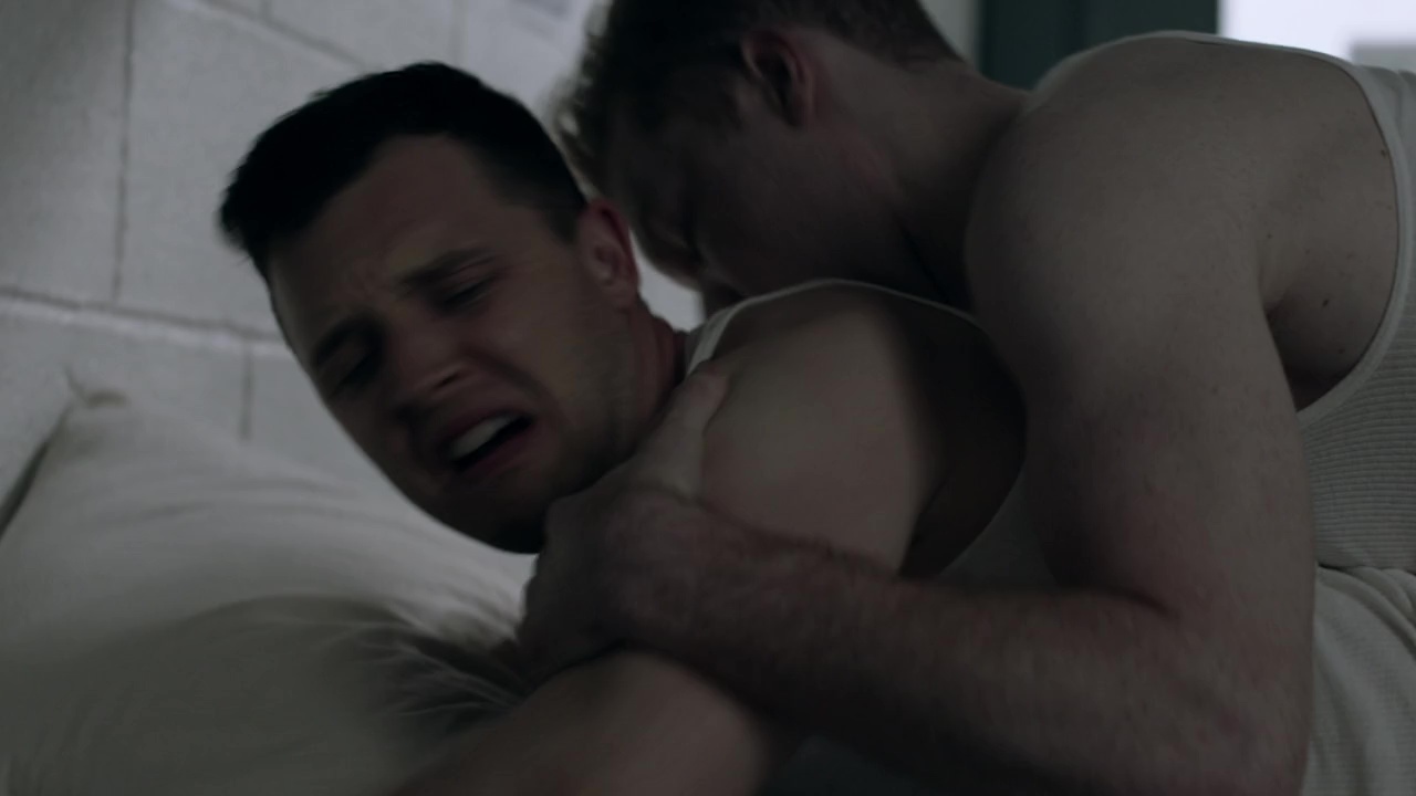 Cameron Monaghan and Noel Fisher nude in Shameless 10-02 "Sleep Well M...