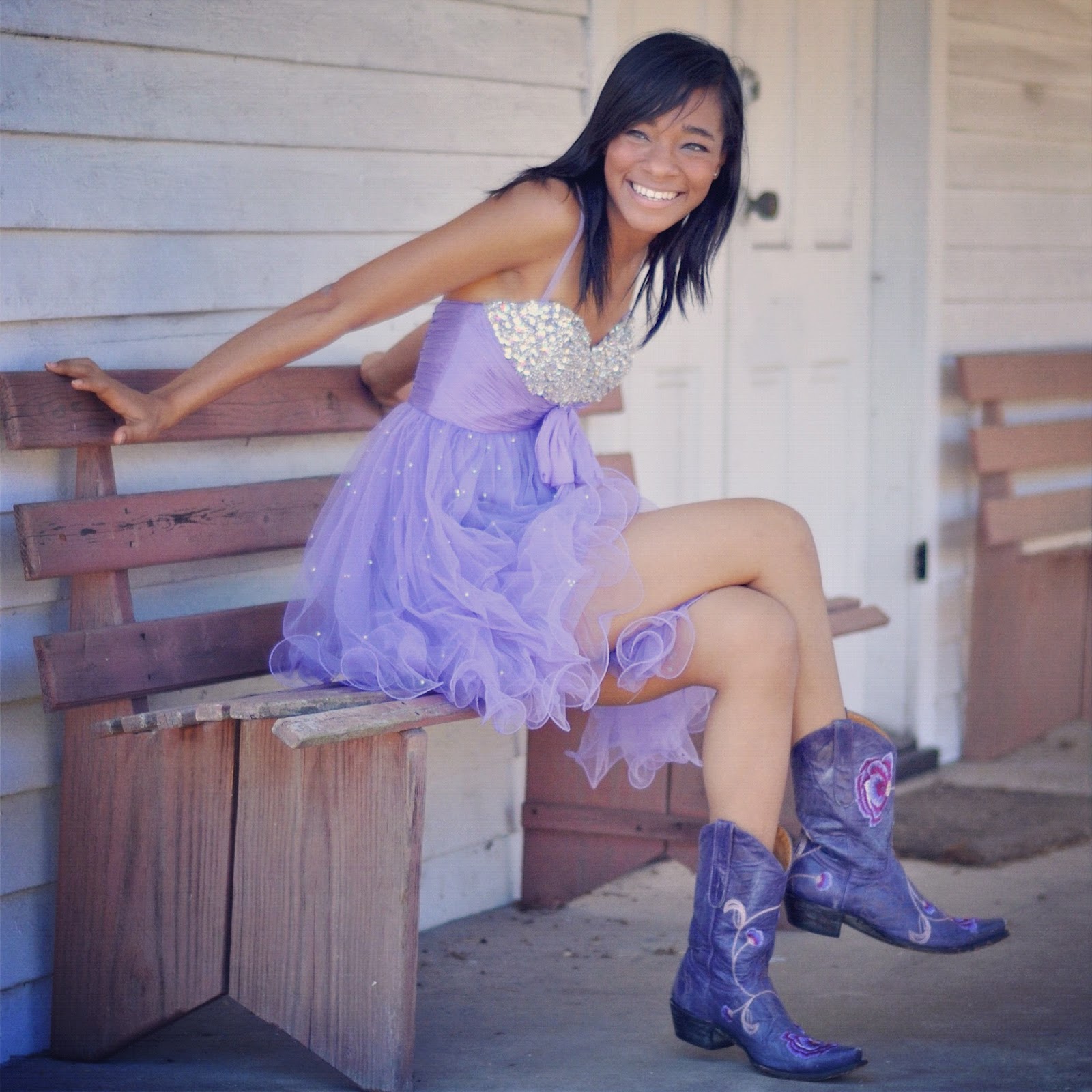 http://1.bp.blogspot.com/-U6JdOLy3P3Q/T8mZJlt2ayI/AAAAAAAAGS0/5Sn26q7ZoYg/s1600/Imaj-Purple-Dress-Boots.JPG