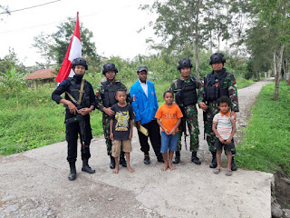 Patroli Simpatik, Satgas Yonif R 514 dan Brimob Polri Pastikan Keamanan Kondusif Patroli Simpatik, Satgas Yonif R 514 dan Brimob Polri Pastikan Keamanan Kondusif