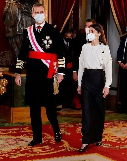 Queen Letizia wore a new silk blouse from Maksu, and a fux fur collar cape from Carolina Herrera. Maksu Ecru Fontana Blouse and Magrit pumps