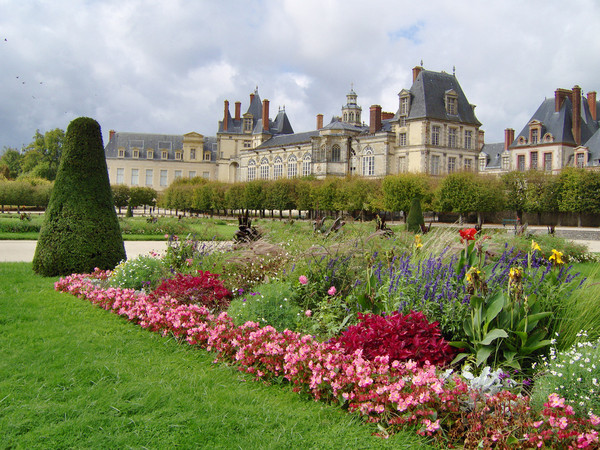 Chateau Bee - We love the sheer elegance of Chateau de Bourron, with its  moats, large gardens, opulent rooms and rich features. Located near Paris  in the Fontainebleau area, it is a