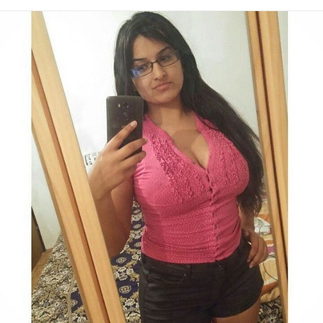 sexy-Indian-Bhabhi-Boobies-hot-picture