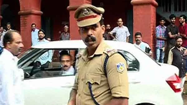 Fresh trouble in Kozhikode: Journalists and cops spar again, SI suspended, Kozhikode, Custody, Police, Report, MLA, Vehicles, Asianet, Protection, Court, Judge, Kerala