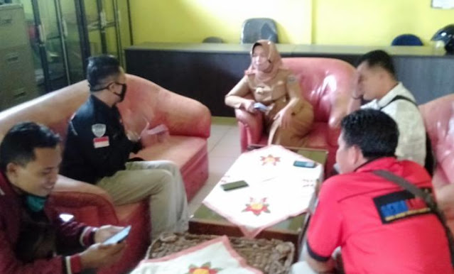 Dinas Koperasi UMKM dan Perindustrian Kota Metro memberikan bantuan berupa stimulan kepada pelaku usaha IKM dan UMK, yang terdampak Covid19