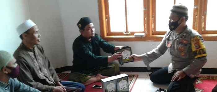 Dorong Generasi Muda Belajar Mengaji, Brigadir Herjunaidi Bantu Puluhan Iqra’ di TPA