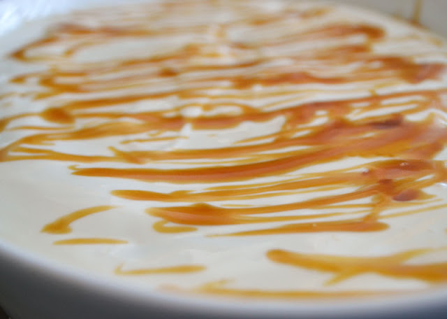 Chocolate Fudge Brownies mit Sauerrahm-Karamell-Topping (c) zuckerstaub.at