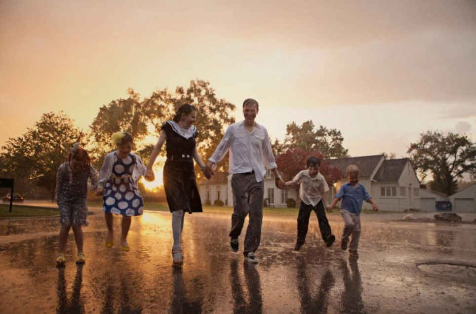 30 Contoh Foto Keluarga Ide Unik Lucu Hujan Bukan Alasan