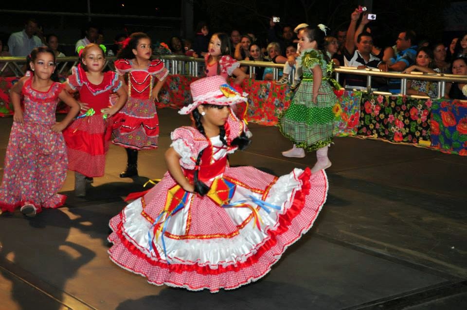 sonhar e criar vestido de quadrilha infantil vermelho e branco