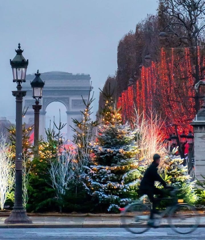 Traveling Paris Champs-Elysees