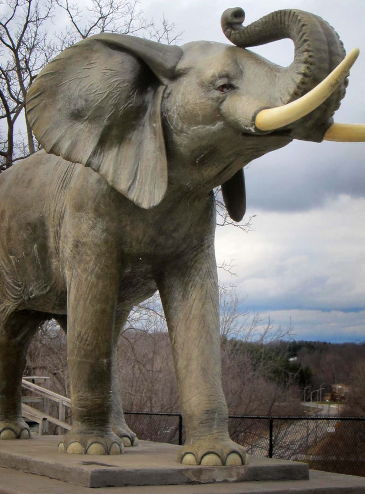 Rockin' On London Daily Photo Jumbo statue in St. Thomas outside London