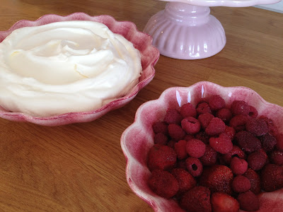 bild%2528108%2529 - Seg vit chokladkaka med saltade nötter