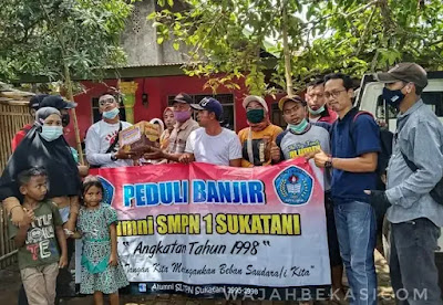 Alumni SMPN 1 Sukatani 98' Baksos Banjir di Cabang Bungin Alumni SMPN 1 Sukatani 98' Baksos Banjir di Cabang Bungin