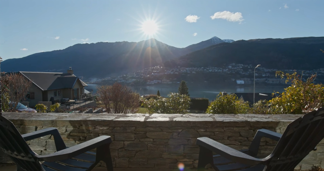 18 Interior Design Photos vs. 5 Milward Place, Kelvin Heights, Queenstown Luxury Home Tour