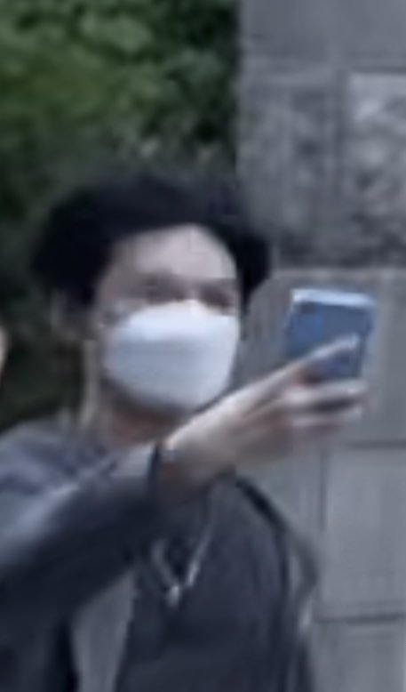 Kim Doyoung tentando fotografar o rosto das sasaengs