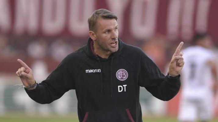 Ezequiel Carboni renunció hoy a la dirección técnica de Lanús