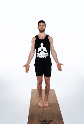 Tư thế Núi (Moutain Yoga pose) Tư thế Núi (Moutain Yoga pose)