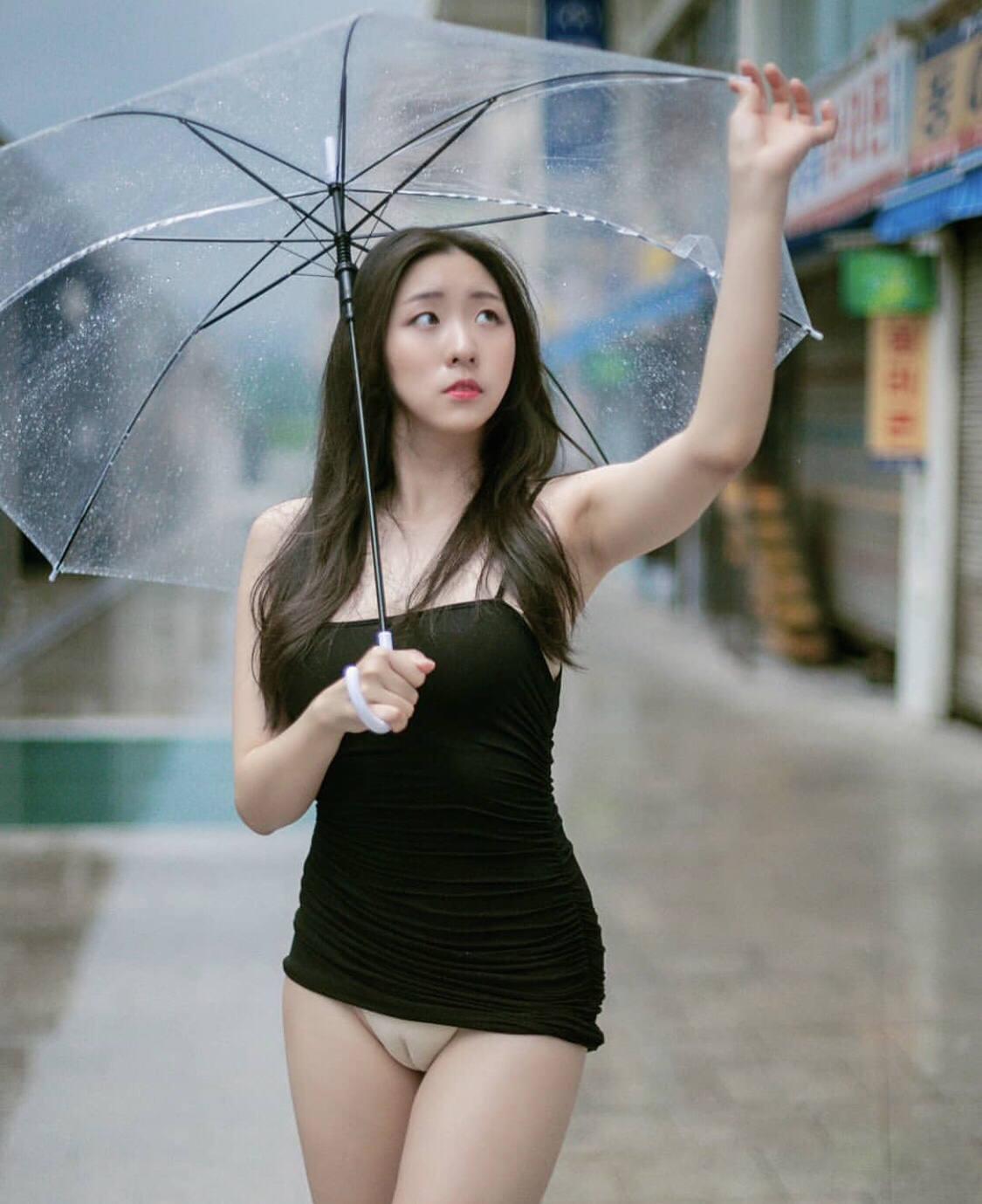 우산살이 신경 쓰이는 누나 - 디쁠