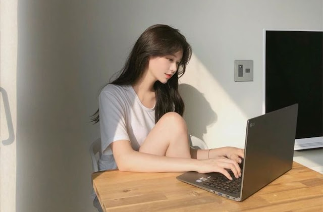 girl laptop