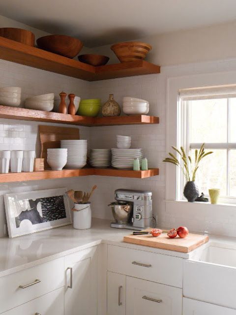 Para dar un nuevo aire a tu cocina, sustituye algún armario por una bonita estantería
