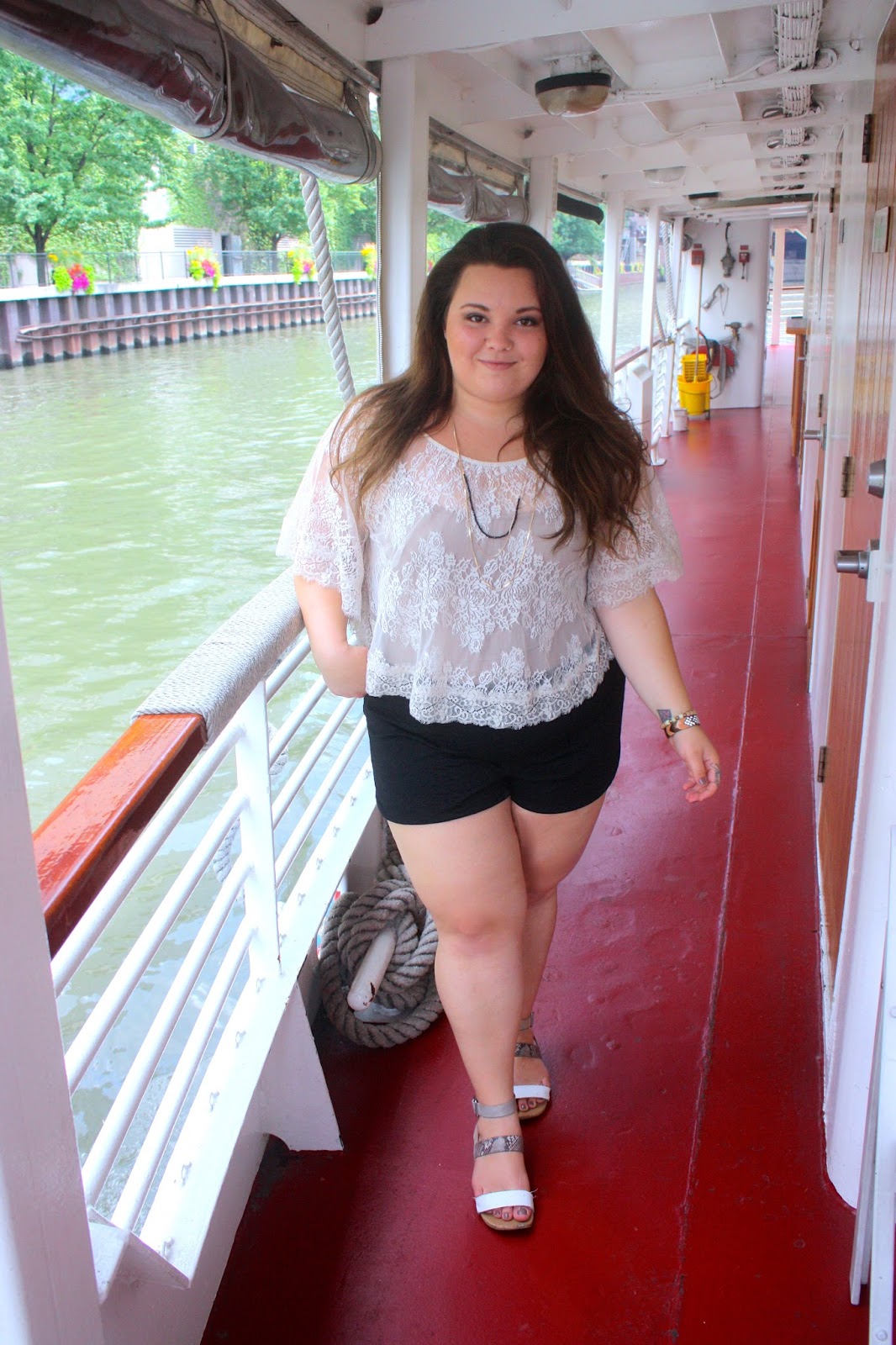 natalie in the city, chicago, shoreline sightseeing, plus size fashion, fashion blogger, windy city blogger, curvy, urban outfitters, natalie craig, chicago river, chicago architecture, trump tower