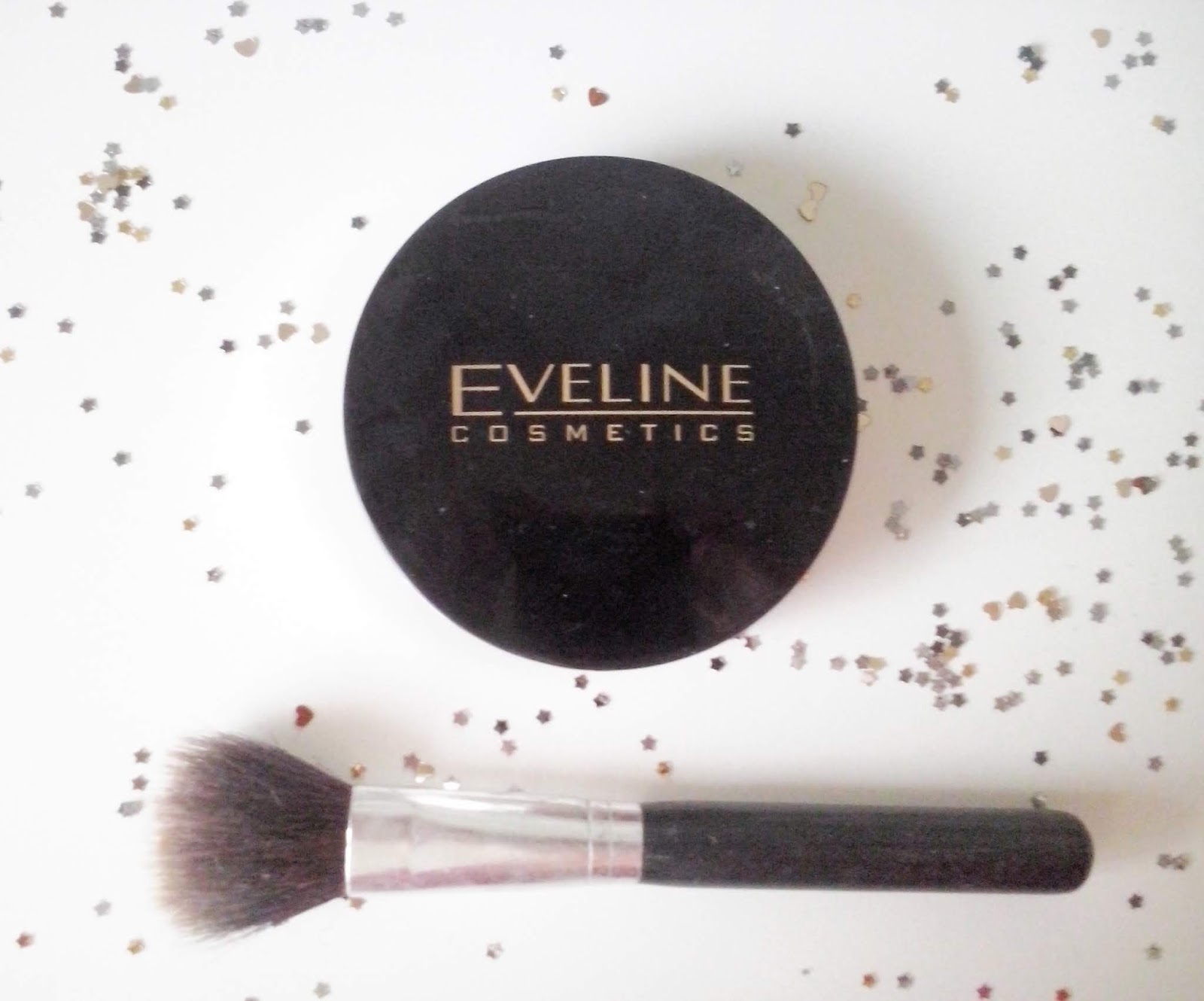 Eveline Celebrities Beauty Matująco- wygładzający puder mineralny kolor