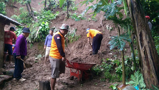 Dua Rumah Warga Tertimpa Tanah Longsor di Menawan Kudus 1 IMG 20210111 WA0232