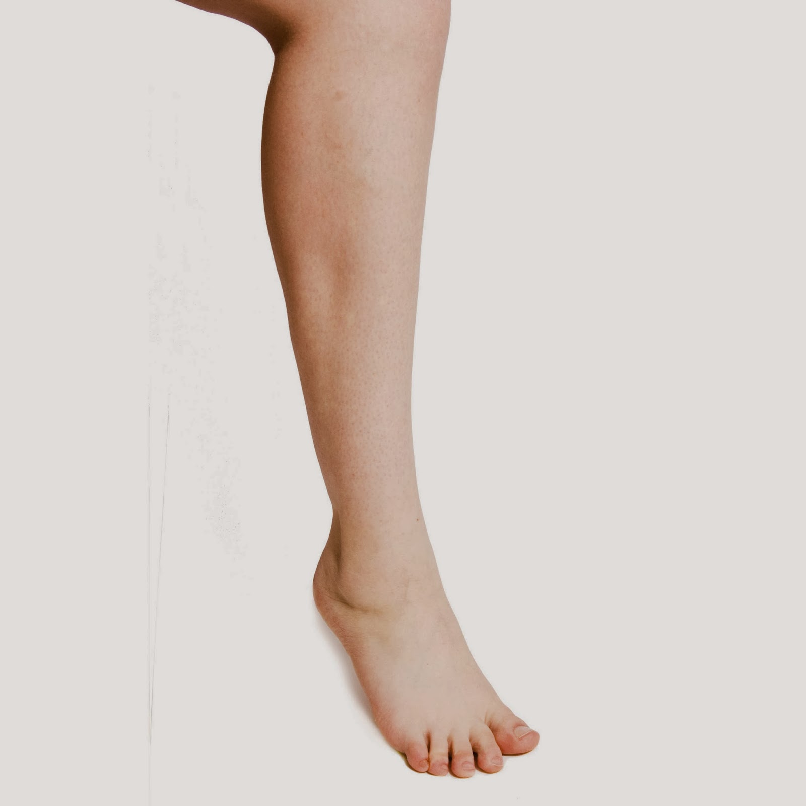 Девять ног. Женские голени. Ноги на прозрачном фоне. Ступни на белом фоне. Ноги для детей на прозрачном фоне.