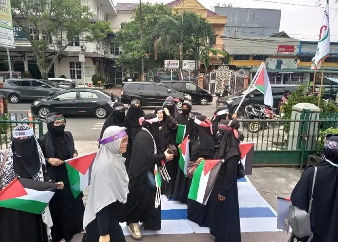 Kecam-Tindakan-Tak-Manusiawi-ke-Rakyat-Palestina-Warga-Medan-Ramai-ramai-Injak-Bendera-Israel