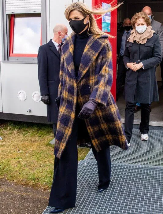 Queen Maxima wore a print coat from Natan. The petrochemical company Huntsman Holland BV in Rotterdam