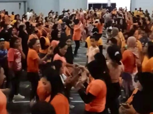 Ratusan orang senam zumba tanpa masker. Gugus Tugas Lotim ngaku kecolongan Ratusan orang senam zumba tanpa masker. Gugus Tugas Lotim ngaku kecolongan