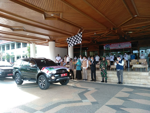 Gubernur Aceh Nova Iriansyah Bersama forkopimda melepas rombongan Gemas 2 dihalaman Kantor Gubernur, Rabu (20/1/2021)