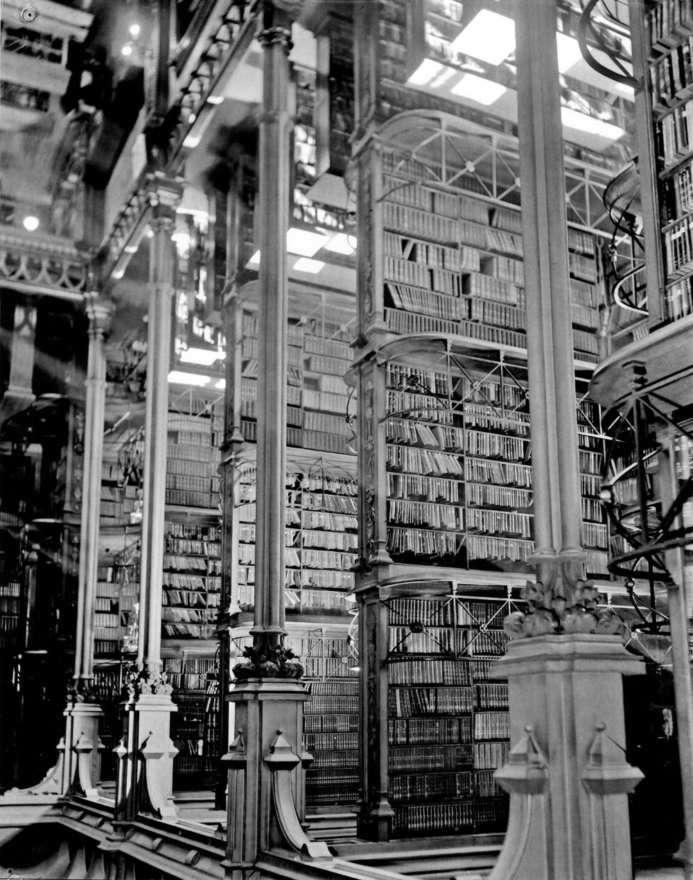Stunning Vintage Photos Captured Inside the Cincinnati Old Main Library