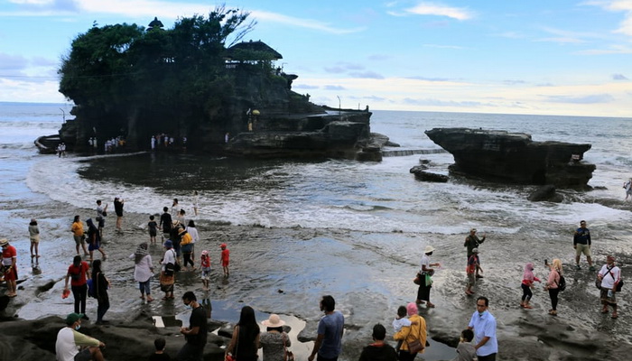 Libur Idul Fitri, Tanah Lot Dipadati Wisatawan Lokal
