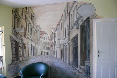 Artystyczne malowanie wąskiej uliczki na ścianie, Toruń