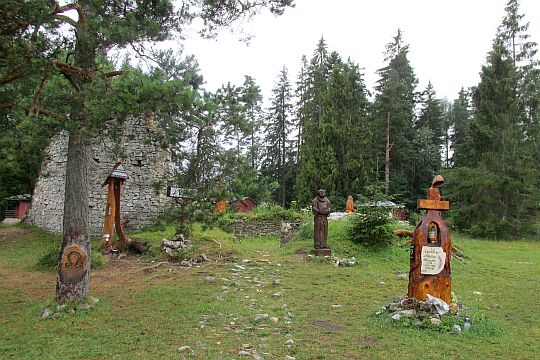 Symboliczny cmentarz poświęcony ofiarom Słowackiego Raju. Symboliczny cmentarz poświęcony ofiarom Słowackiego Raju.