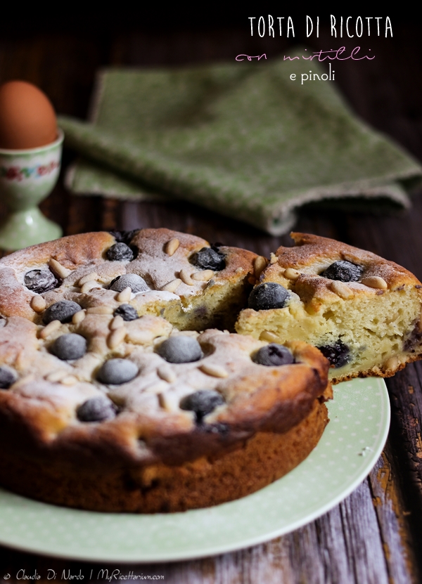 Torta di ricotta con mirtilli e pinoli